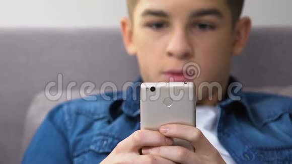 压力青少年在智能手机上玩快速电子游戏学校愤怒管理视频的预览图