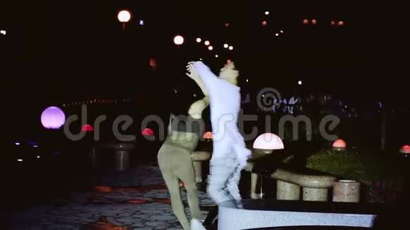 一个女孩和一个男人表演的欢快的舞蹈视频的预览图