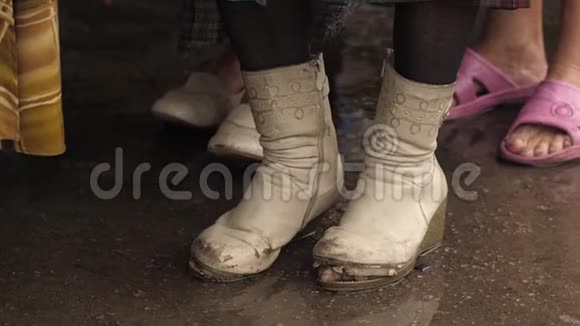 一个无家可归的女人被撕破了靴子视频的预览图