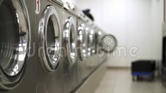 洗衣房里一排不工作的洗衣机视频的预览图