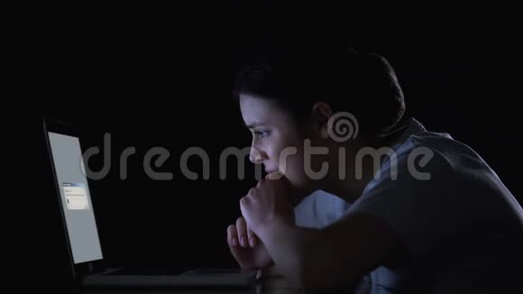 紧张的妇女等待文件下载或升级笔记本电脑软件视频的预览图