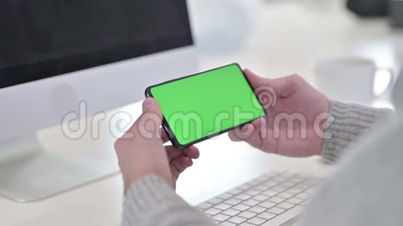 带有绿色锁屏的智能手机保持水平视频的预览图