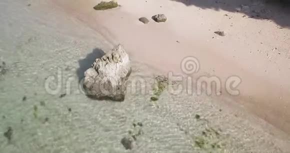晴天的热带海滩鸟瞰图视频的预览图