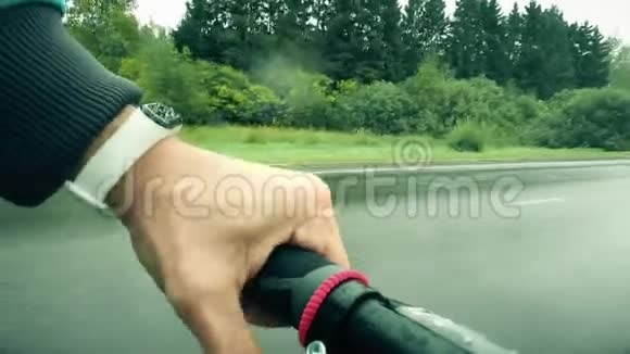波夫自行车射击英译汉1下雨天人骑自行车在路上视频的预览图