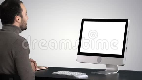 年轻的商人在梯度背景下对他的电脑进行视频通话视频的预览图