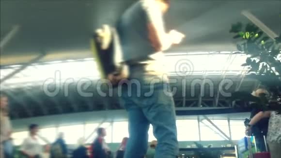 分散注意力繁忙的机场航站楼9号机场的旅客视频的预览图