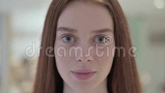 在镜头前微笑的年轻女人视频的预览图