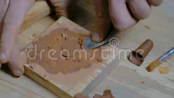 波特用金属刮刀干扰宜兴粘土中国茶道用茶壶4k录像5994fps视频的预览图