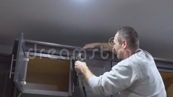 厨房木工在橱柜内安装冠模框架装饰视频的预览图