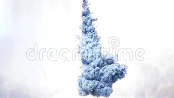 输液器蓝色墨水溅白视频的预览图