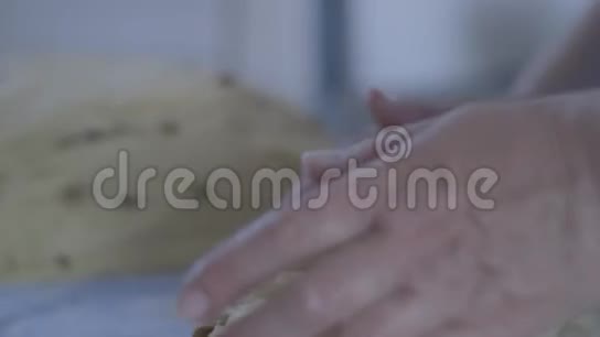 祖母做饭用面粉做面团老妇人在家里的厨房里烤糕点视频的预览图