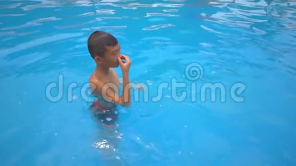 暑假快乐的孩子一家人在游泳池游泳很有趣视频的预览图