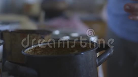 祖母做饭用面粉做面团老妇人在家里的厨房里烤糕点视频的预览图