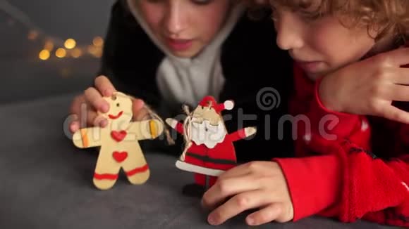 快乐的孩子们穿着圣诞睡衣等待圣诞奇迹玩木娃娃姜饼和圣诞老人视频的预览图