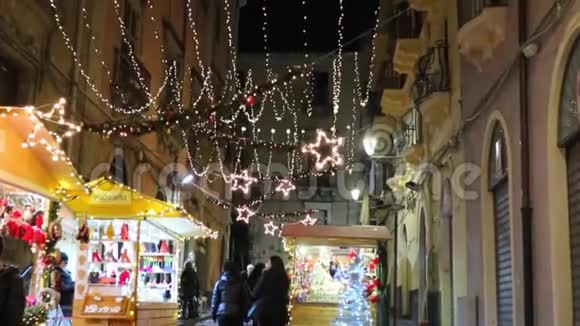 城市街道上的新年圣诞市场行人在装饰精美的冬季行走时的视线分散视频的预览图