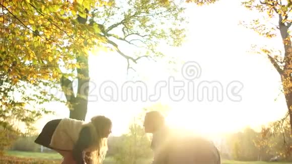 妈妈和十几岁的女儿在秋天的公园里玩得很开心女孩和女人互相扔黄叶秋天视频的预览图