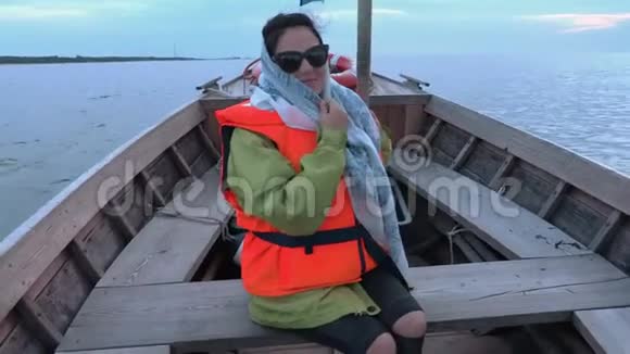 海上摩托艇上的女人视频的预览图