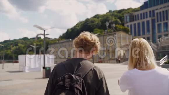 一个男人和一个女孩一起走在街上视频的预览图