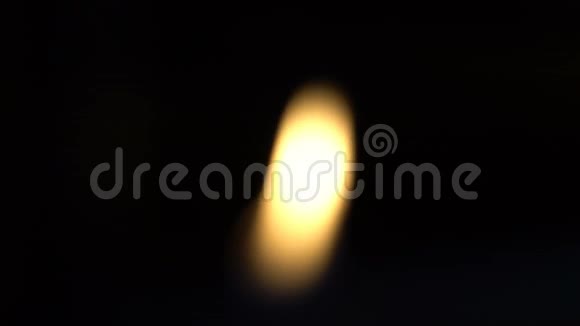 黑色背景上的蜡烛光视频的预览图