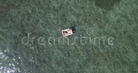 海上渔船的鸟瞰图视频的预览图