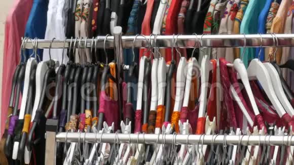 许多女人衣服挂在服装店的衣架上视频的预览图