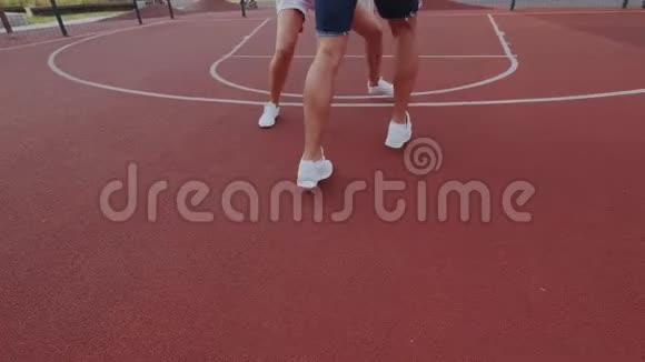 两队男女青年活跃在操场上打篮球女孩攻击对手拥有球视频的预览图
