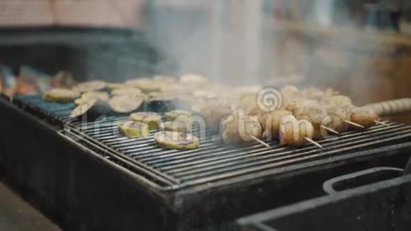 烤土豆烧烤土豆和蔬菜烤土豆加培根带猪油的烤土豆视频的预览图