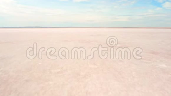 一架无人机飞过土耳其的一个盐湖图兹湖4K视频的预览图