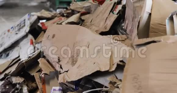 在废物加工厂有可回收纸板箱的仓库视频的预览图