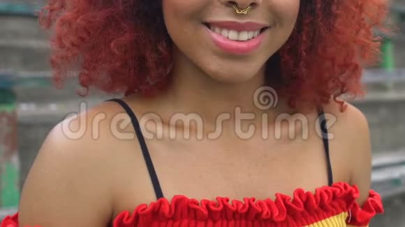 快乐的美国红发年轻女性鼻子穿孔在镜头上微笑视频的预览图