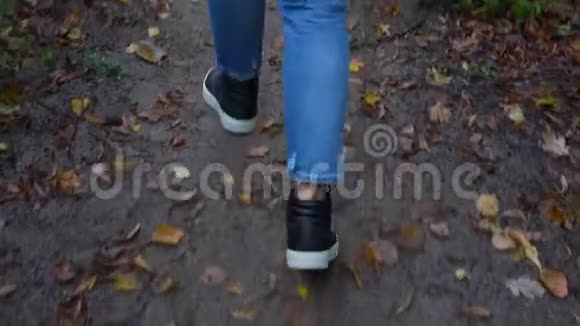穿着蓝色牛仔裤和黑色运动鞋的女人视频的预览图