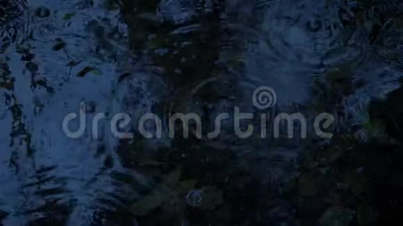 晚上的雨水会溅起游泳池视频的预览图