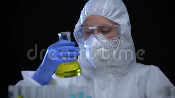 女实验室助理拿着易燃液体有毒点火器的烧瓶视频的预览图