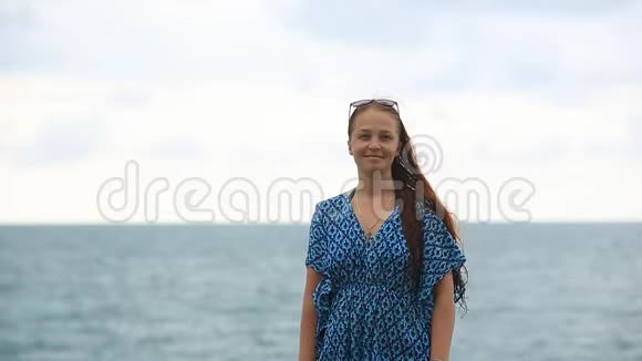 一位反对大海的女人的肖像帕雷奥的生活方式女人视频的预览图