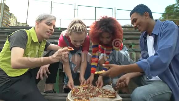 年轻人在户外吃披萨朋友在户外放松视频的预览图