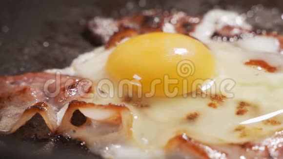 丰盛的英式早餐在锅里供应煎鸡蛋脆培根放置在石头背景上顶部视图与复制空间视频的预览图