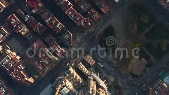 空中巴塞罗那头顶无人机拍摄典型的城市街区和拉萨格拉达家庭在美丽的阳光与城市视频的预览图