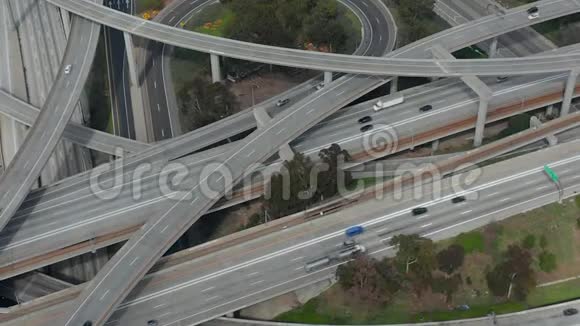 空中判断普雷格森巨大的高速公路连接显示多条道路桥梁高架桥在洛杉矶很少有汽车交通视频的预览图