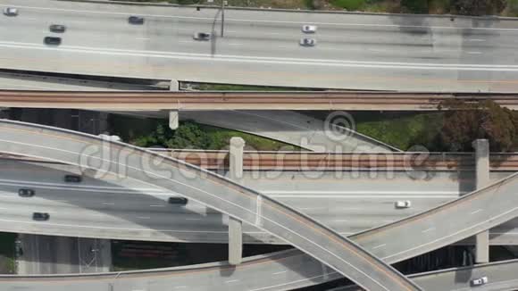 空中壮观的头顶上沿着普雷格森法官高速公路拍摄的照片显示了多条道路桥梁和Viaaducts视频的预览图