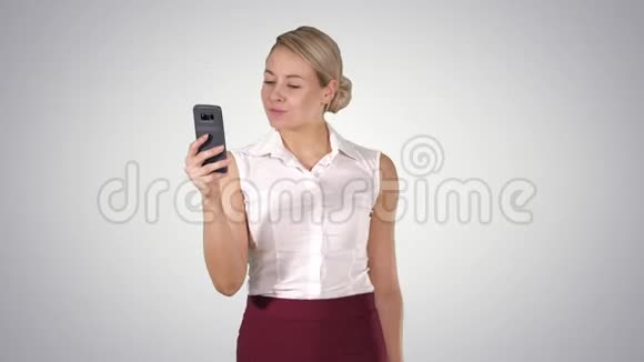 年轻女性看智能手机思考和阅读阿尔法频道视频的预览图