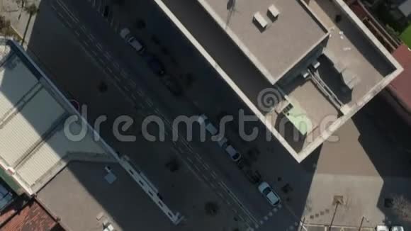 空中近距离无人驾驶飞机在阳光下拍摄西班牙巴塞罗那的屋顶街上交通拥挤视频的预览图