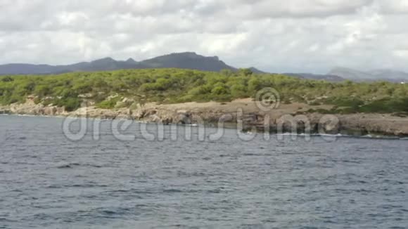 空中热带岛屿岩石海岸背景为丛林森林阳光明媚视频的预览图