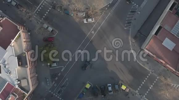 航空典型西班牙巴塞罗那十字路口的俯视图视频的预览图