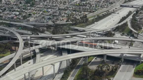 空中壮观的普雷格森法官高速公路显示了洛杉矶多条公路桥梁高架桥和小汽车交通视频的预览图