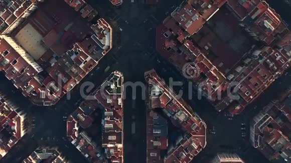空中巴塞罗那的无人机在美丽的阳光下拍摄典型的城市街区城市交通视频的预览图