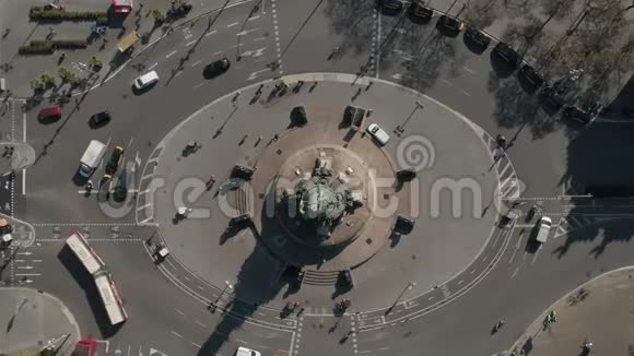 空中西班牙巴塞罗那哥伦布纪念碑环形交叉路口的头顶拍摄晴天繁忙的汽车交通视频的预览图