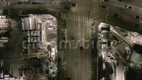 空中在有大型建筑工地的十字路口街道上的俯视图夜间地面上有洞发光视频的预览图