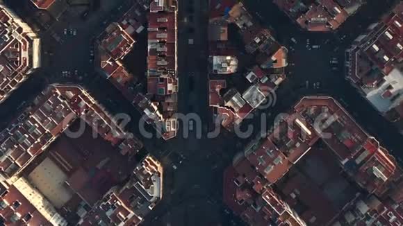 空中巴塞罗那头顶无人机拍摄典型的城市街区和拉萨格拉达家庭在美丽的阳光与城市视频的预览图