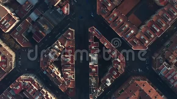 空中巴塞罗那的无人机在美丽的阳光下拍摄典型的城市街区城市交通视频的预览图