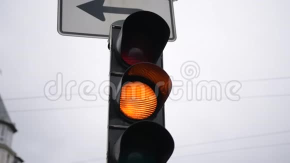 德国白天交通灯闪烁橙色信号灯关闭视频的预览图